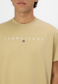 Tommy Jeans LINEAR LOGO TEE - T-shirt - bas - relic tan