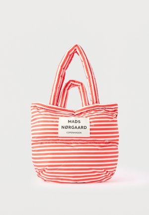 Rdeče-bela trakasta oblazinjena torba s dvema ročajema in oznako z logotipom "Mads Nørgaard Copenhagen" na sprednji strani.