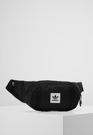 Czarna nerka Adidas z przednią kieszenią na zamek i regulowanym paskiem, prezentowana na białej powierzchni na tle jednolitego szarego tła.