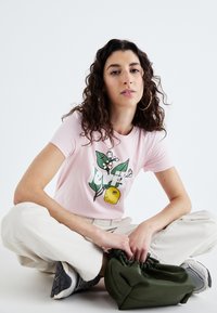 Levi's® T-shirt con stampa - pink/almond/chalk