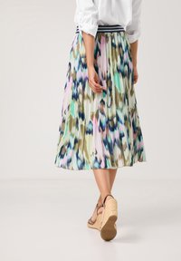 Faltenrock in Midi-Länge in Pastellfarben mit einem Muster aus Grün, Pink und Blau. Elastischer Taillenbund und leichtes, durchscheinendes Material.