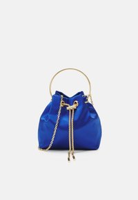 Borsa a secchiello blu satinata con manico circolare oro e dettagli in catena. Presenta una chiusura con coulisse e una texture morbida e liscia.