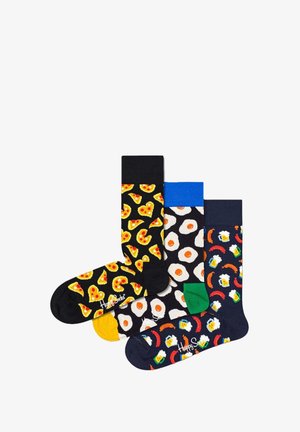 Set mit drei Paar Socken mit Lebensmittelmustern: Pizza, Eier, Sushi und Bier. Farben umfassen Schwarz, Blau, Grün und Akzente in Gelb.