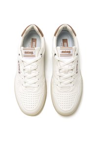 Zapatillas de cuero blancas con detalles perforados, acentos marrones en el talón y la lengua, y cordones blancos. Logo "mtng." en la lengua.