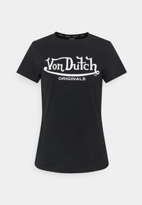 Černé bavlněné tričko s krátkým rukávem. Na přední straně má velké bílé logo "Von Dutch" a text "ORIGINALS". Kulatý výstřih, klasický střih.