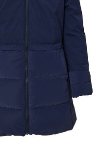 Giacca puffa blu navy con cuciture orizzontali e zip frontale, che mostra le maniche e la parte centrale su sfondo bianco.