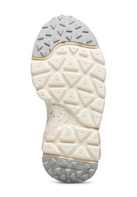 Suola della scarpa con motivi a triangolo grigi e bianchi, grip testurizzato e marchio "Flower Mountain" vicino al tallone.