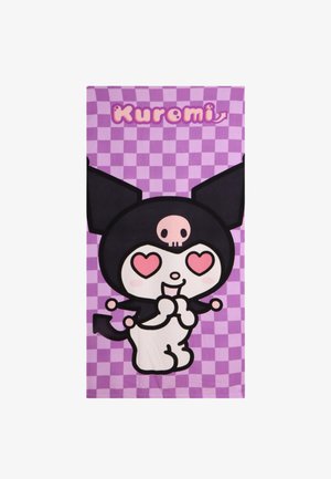 Paarse geruite achtergrond met cartoonfiguur Kuromi, zwarte capuchon met schedel, hartvormige ogen, gevouwen handen en een glimlachende uitdrukking.