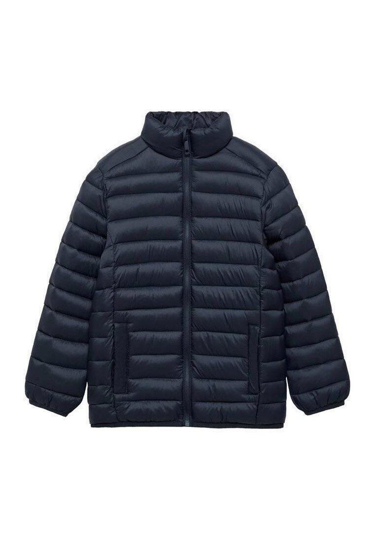 Marinblå puffjacka med hög krage, dragkedjestängning och två sidofickor. Har quiltade, vadderade sektioner för isolering.