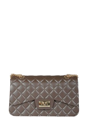 Borsa marrone in ecopelle trapuntata con patta pieghevole, ferrature in metallo dorato e tracolla a catena. Presenta un motivo a diamante e dettaglio con logo.