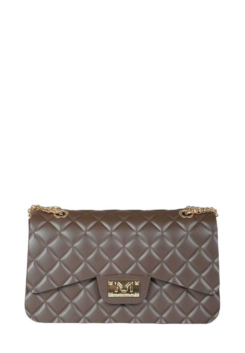 Borsa marrone in ecopelle trapuntata con patta pieghevole, ferrature in metallo dorato e tracolla a catena. Presenta un motivo a diamante e dettaglio con logo.