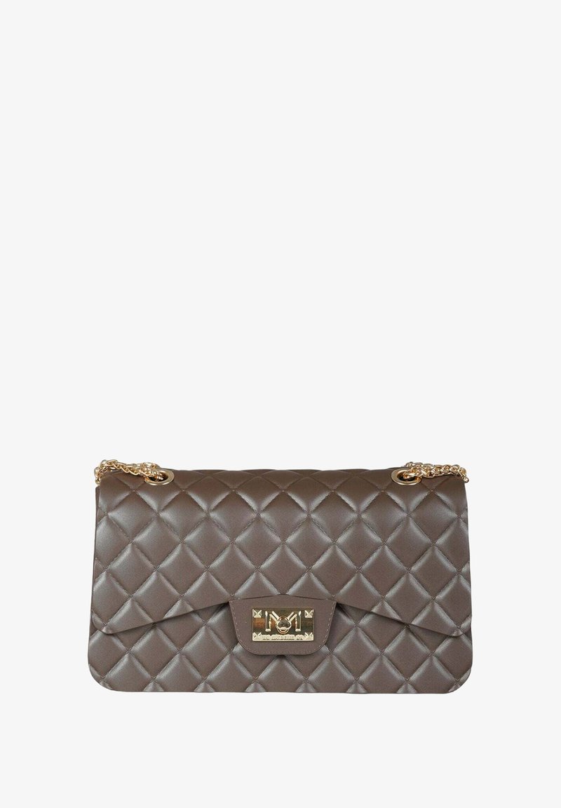 Borsa marrone in ecopelle trapuntata con patta pieghevole, ferrature in metallo dorato e tracolla a catena. Presenta un motivo a diamante e dettaglio con logo.