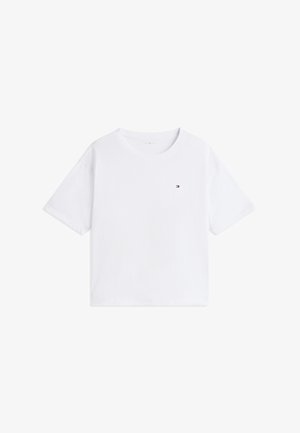 T-shirt blanc uni à manches courtes et col rond avec un petit logo rectangulaire rouge, blanc et bleu sur la poitrine gauche.