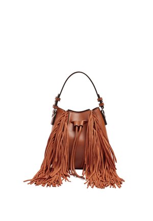 Brązowa skórzana torba typu worek z długimi frędzlami po obu stronach oraz pojedynczą górną rączką z regulowanymi klamrami.