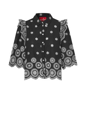 Μαύρο πουκάμισο με κουμπιά, λευκή κεντητή φλοράλ διακόσμηση, κυματιστές άκρες, δαντελένια βολάν στους ώμους και μανίκια μήκους τριών τετάρτων.