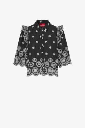 Blouse noire boutonnée avec broderie florale blanche, bords festonnés, détail volant en dentelle aux épaules et manches trois-quarts.