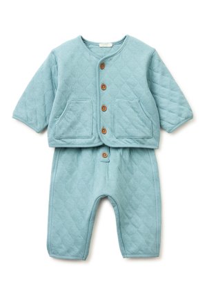 Weiches, gesteppte hellblaue Babybekleidung mit langen Ärmeln, hölzernen Knöpfen vorne, zwei Vordertaschen am Oberteil und passender Hose.