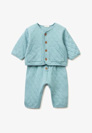 Weiches, gesteppte hellblaue Babybekleidung mit langen Ärmeln, hölzernen Knöpfen vorne, zwei Vordertaschen am Oberteil und passender Hose.