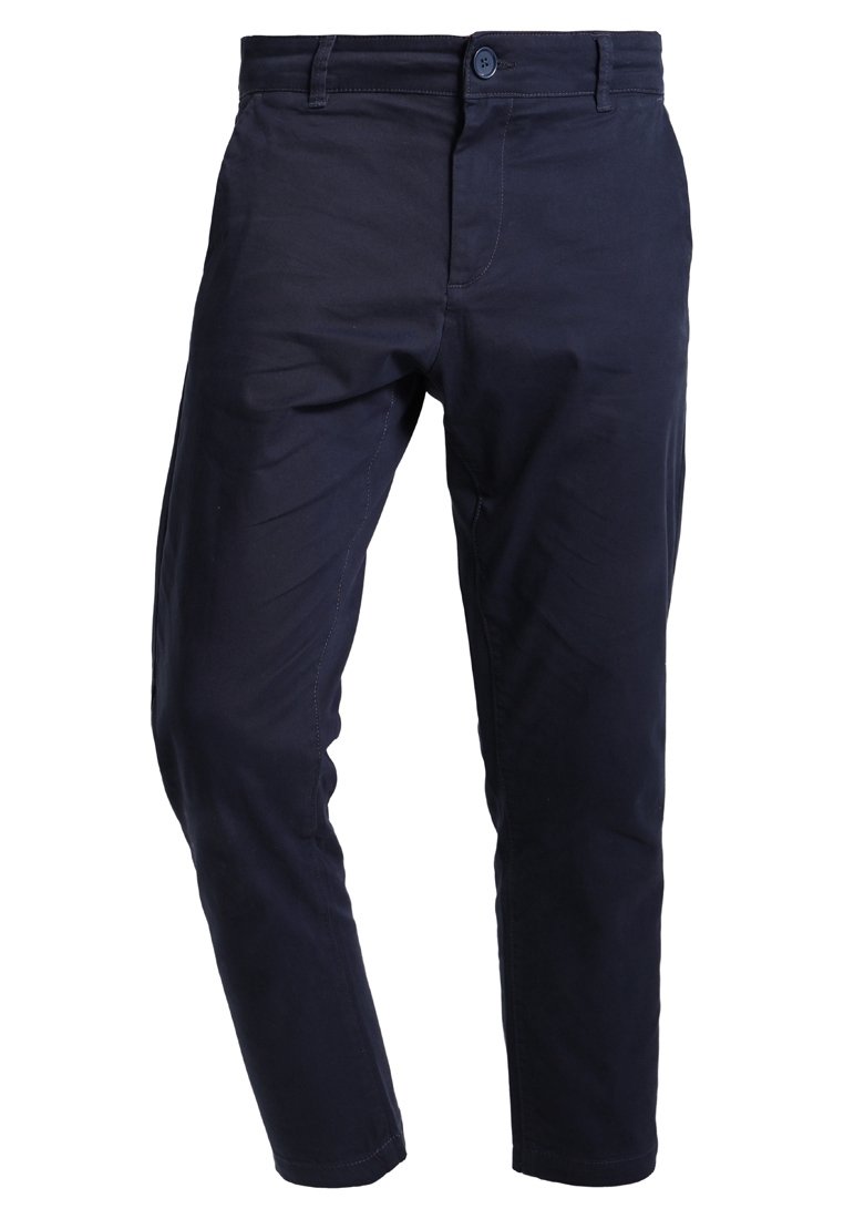 Laivastonsiniset, kapealahkeiset housut, joissa on napitettava kiinnitys, vyölenkit ja sivutaskut, esitetty valkoisella taustalla.