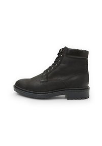 Botas de cuero negro hasta el tobillo con un acabado texturizado, que cuentan con ojales de metal atados en la parte delantera y una suela de goma resistente.