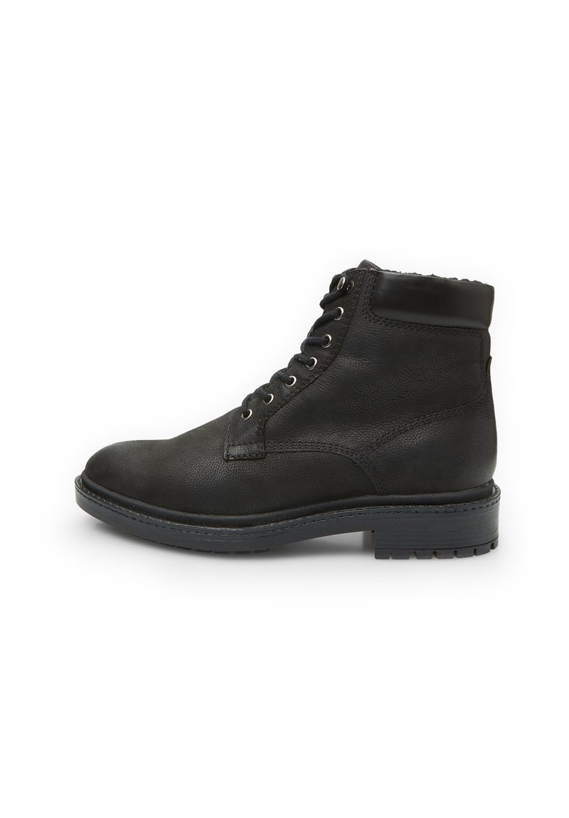 Botas de cuero negro hasta el tobillo con un acabado texturizado, que cuentan con ojales de metal atados en la parte delantera y una suela de goma resistente.