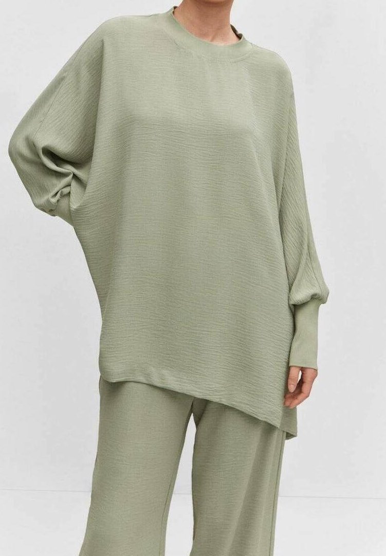 Haut surdimensionné vert clair texturé avec des manches longues, un col rond et une coupe décontractée, associé à un pantalon large assorti.