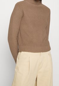 Monki Strickpullover - beige