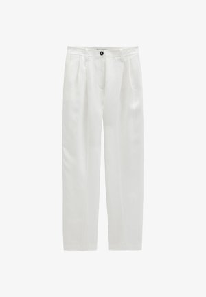 Weiße, maßgeschneiderte Hose mit vorderen Falten, Gürtelschlaufen, Seitentaschen und schwarzem Knopfverschluss in der Taille.