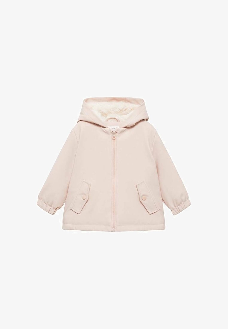 Jasnoróżowa dziecięca kurtka z kapturem, z przednim zamkiem błyskawicznym, dwoma kieszeniami na patki zapinanymi na zatrzaski oraz ściągaczami na rękawach.