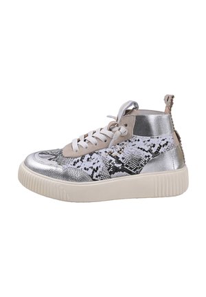High-top sneakers met zilverkleurig imitatieleren materiaal, witte slangenprintaccenten, een afgeronde neus en een witte, gekorrelde zool. Voorzien van beige veters en een lus aan de achterkant.