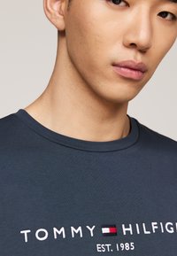 Tommy Hilfiger LOGO TEE - Print T-shirt - dark blue