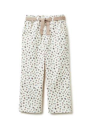 Weiße Cordhose mit grauen und hellblauen Leopardenflecken, ausgestattet mit Vordertaschen und einem beigen Stoffgürtel, der an der Taille gebunden ist.