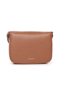 Bolso bandolera de cuero marrón con acabado texturizado, forma rectangular, cierre de solapa magnética y detalle de logotipo plateado en el frente.