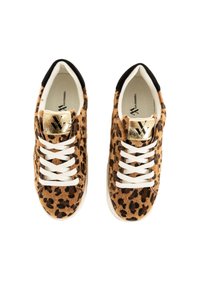 Zapatillas con estampado de leopardo, hechas de un material suave y peludo, con cordones blancos, detalles negros en el cuello y un logo metálico dorado en la lengüeta.