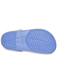Blauwe rubberen schoenzool met een gestructureerd patroon met een visgraatontwerp, logo geperst en afvoergaten voor ventilatie.