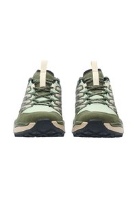 Ζευγάρι πεζοπορικών παπουτσιών σε πράσινο και μπεζ χρώμα με μαύρες σόλες, μπροστινή όψη, με κορδόνια διακοσμημένα με σχέδια και θηλιές στα γλωσσάκια.