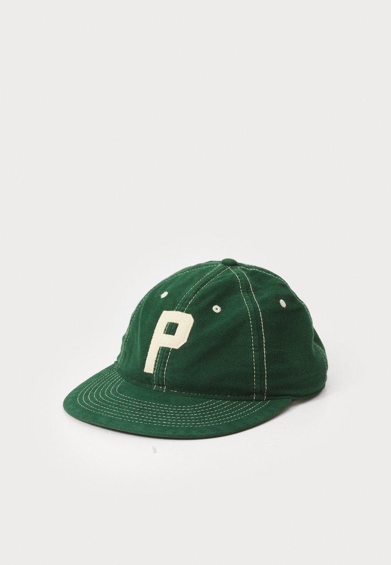 Boné de algodão verde com um logótipo branco "P" na frente, apresentando costuras brancas e orifícios de ventilação na parte superior.