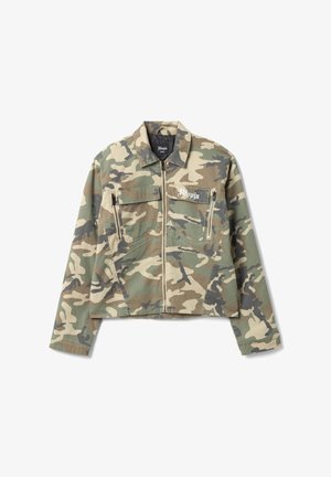 Chaqueta con cremallera con estampado de camuflaje, mangas largas, dos bolsillos en el pecho con cremalleras y logo blanco impreso en el bolsillo del pecho izquierdo.
