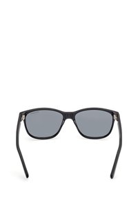 Svarta rektangulära solglasögon med grå linser. Funktioner inkluderar en blank ram, silverdetaljer på skalmarna och en tjock design.