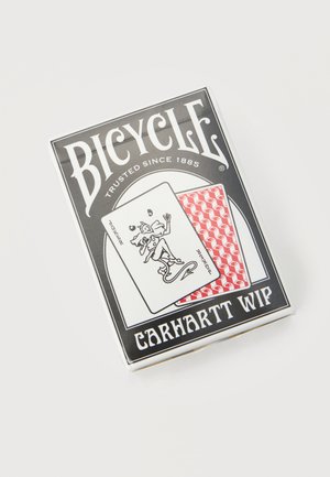 Balíček kariet Bicycle s žolíkovou kartou a značkou Carhartt WIP na čierno-bielom balení.