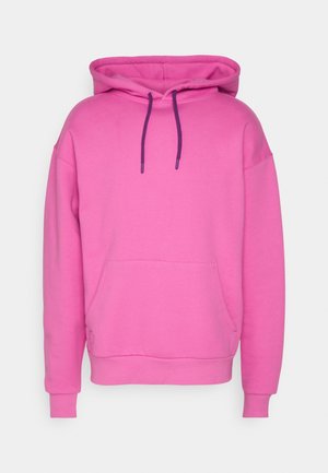 Kirkkaan pinkki hupullinen svetari, jossa edessä kengurutasku ja tummanvioletit nyörit, esitetty yksinkertaisella vaalealla taustalla.