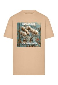 Beige bomulds t-shirt med et trykt design af bomuldsplanter på en blå baggrund, med teksten "COTTON CLUB" og "2Y STUDIOS."