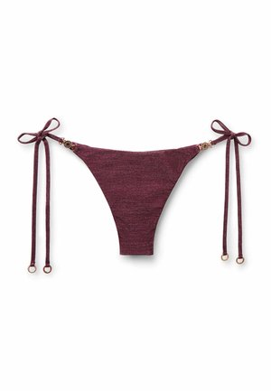 Parte inferior de bikini burdeos con tela texturizada y lazos laterales ajustables con pequeños aros dorados sobre un fondo blanco.