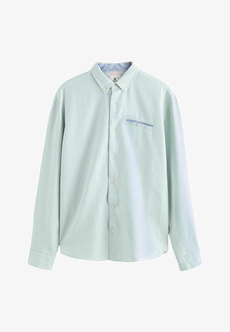 Camisa de botón de manga larga de color verde claro con patrón texturizado, cuello en contraste y un pequeño bolsillo en el pecho con una raya azul.