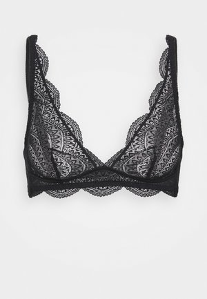 Bralette en dentelle noire avec un bord festonné, de forme triangulaire, design à motifs complexes et une bande inférieure lisse pour le soutien.