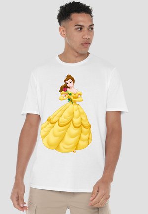 Weißes T-Shirt mit einem aufgedruckten Motiv einer Figur in einem gelben Kleid, die eine Rose hält. Kurzärmlig, Rundhalsausschnitt, Baumwollstoff.