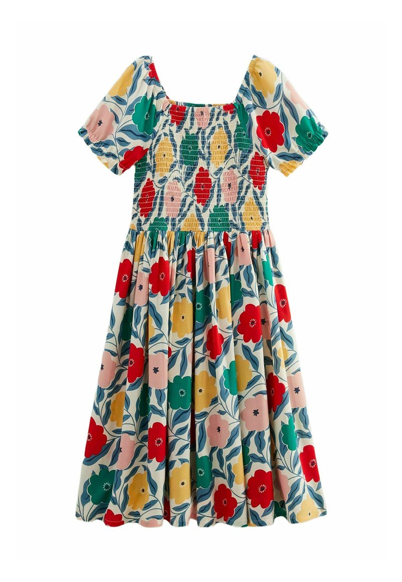 Robe florale colorée avec un décolleté carré, des manches courtes, un corsage smocké et une jupe évasée. Présente des motifs rouges, roses, jaunes et verts.