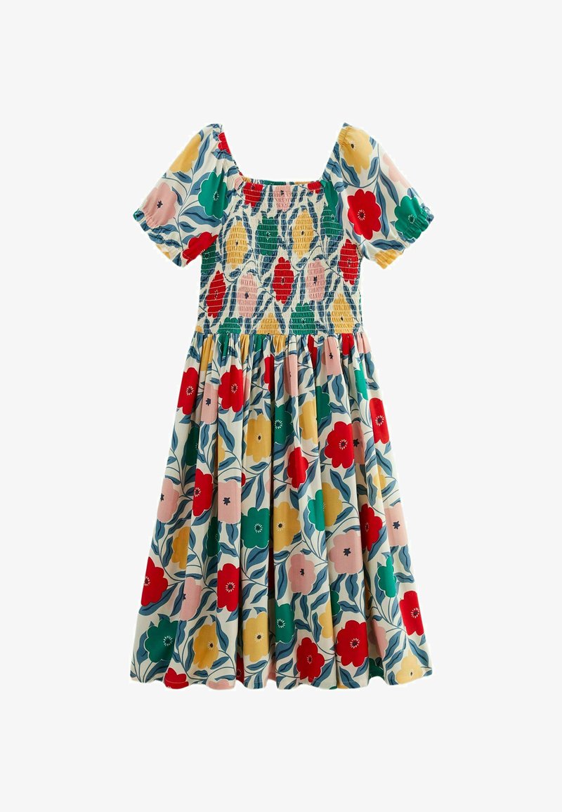 Robe florale colorée avec un décolleté carré, des manches courtes, un corsage smocké et une jupe évasée. Présente des motifs rouges, roses, jaunes et verts.