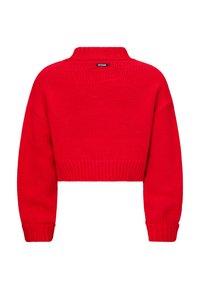 Maglione rosso a maglia tagliato con un collo alto, maniche larghe e polsini e orlo a coste. Presenta un motivo testurizzato e una piccola etichetta del marchio.