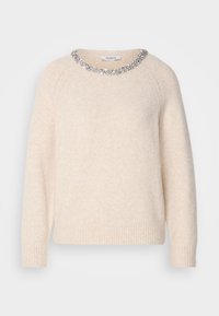 Pull léger beige avec un col rond, orné d'un col en perles argentées, avec des poignets et un ourlet côtelés, fabriqué en tissu doux et texturé.